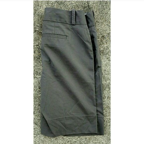 New Banana Republic bermuda shorts. Size 2 - Picture 2 of 3